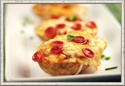 12. Пицца, запеченная в картофеле. Запечь картофель в духовке до готовности. Затем сделать в каждой картофелине продольный разрез и небольшое углубление в центре. Слегка посыпать солью и полить кетчупом. Щедро посыпать тертым сыром и положить сверху кружочки салями. После этого уложить картофель на противень и отправить в заранее разогретую до 200°C духовку минут на 15 или до тех пор, пока сыр не начнет плавиться и запекаться. 12. Пицца, запеченная в картофеле. Запечь картофель в духовке до готовности. Затем сделать в каждой картофелине продольный разрез и небольшое углубление в центре. Слегка посыпать солью и полить кетчупом. Щедро посыпать тертым сыром и положить сверху кружочки салями. После этого уложить картофель на противень и отправить в заранее разогретую до 200°C духовку минут на 15 или до тех пор, пока сыр не начнет плавиться и запекаться.