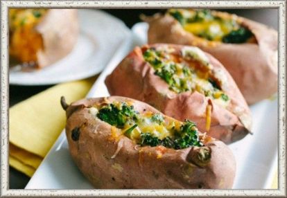 14. Запеченный картофель с брокколи под сырной корочкой. Запеченные клубни молодого картофеля нужно немного раскрыть (пополам или крест-накрест). Заправить соусом из консервированной белой фасоли, перебитой в блендере с тертым сыром и специями. Сверху в каждый клубень добавить по ложке пюре из брокколи, чеснока и сыра. Запекать в духовке такой картофель нужно еще пару минут, чтобы успел расплавиться сыр. 14. Запеченный картофель с брокколи под сырной корочкой. Запеченные клубни молодого картофеля нужно немного раскрыть (пополам или крест-накрест). Заправить соусом из консервированной белой фасоли, перебитой в блендере с тертым сыром и специями. Сверху в каждый клубень добавить по ложке пюре из брокколи, чеснока и сыра. Запекать в духовке такой картофель нужно еще пару минут, чтобы успел расплавиться сыр.