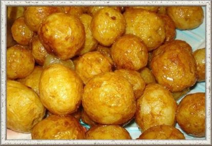 11. Молодая картошечка в рукаве. Отобрать небольшие клубни одного размера, промыть и очистить от кожицы, просушить. В небольшой чашке смешать растительное масло, морскую соль, измельченный чеснок, молотую паприку и ароматные травы (по вкусу), можно добавить сушеный укроп или базилик. Все тщательно перемешать и залить полученной смесью подготовленный картофель. Оставить в масляной смеси минут на 15. Переложить картошечку в рукав для запекания и отправить на противень в горячую духовку. Запекать 25 – 30 минут. 11. Молодая картошечка в рукаве. Отобрать небольшие клубни одного размера, промыть и очистить от кожицы, просушить. В небольшой чашке смешать растительное масло, морскую соль, измельченный чеснок, молотую паприку и ароматные травы (по вкусу), можно добавить сушеный укроп или базилик. Все тщательно перемешать и залить полученной смесью подготовленный картофель. Оставить в масляной смеси минут на 15. Переложить картошечку в рукав для запекания и отправить на противень в горячую духовку. Запекать 25 – 30 минут.