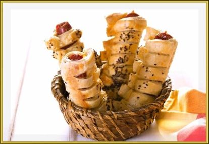 19. Хот-доги. Раскатайте 400 г дрожжевого слоёного теста и разрежьте на полоски шириной 3–4 сантиметра. Каждую из них смажьте своим любимым соусом, посыпьте специями и мелко натёртым сыром. Оберните сосиски полосками теста и выложите хот-доги на противень, застеленный пергаментом. Смажьте сверху взбитым яйцом и посыпьте кунжутом (по желанию). Выпекайте 20 минут при 180 °С. 19. Хот-доги. Раскатайте 400 г дрожжевого слоёного теста и разрежьте на полоски шириной 3–4 сантиметра. Каждую из них смажьте своим любимым соусом, посыпьте специями и мелко натёртым сыром. Оберните сосиски полосками теста и выложите хот-доги на противень, застеленный пергаментом. Смажьте сверху взбитым яйцом и посыпьте кунжутом (по желанию). Выпекайте 20 минут при 180 °С.