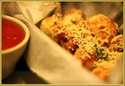 10. Рогалики с сыром и чесноком. Раскатайте 220 г слоёного теста и нарежьте его треугольниками. Положите по кусочку сыра моцареллы или другой мягкий сорт у основания каждого треугольника и заверните рогалики. Смажьте их смесью растопленного сливочного масла и рубленого чеснока с петрушкой. Выпекайте рогалики 10 минут при 190 °С. 10. Рогалики с сыром и чесноком. Раскатайте 220 г слоёного теста и нарежьте его треугольниками. Положите по кусочку сыра моцареллы или другой мягкий сорт у основания каждого треугольника и заверните рогалики. Смажьте их смесью растопленного сливочного масла и рубленого чеснока с петрушкой. Выпекайте рогалики 10 минут при 190 °С.
