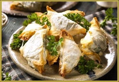16. Спанакотиропита (традиционный греческий пирог со шпинатом и фетой). Разморозьте, просушите и нарежьте 200 г замороженного шпината. Обжарьте 1 луковицу на оливковом масле до золотистого цвета. В отдельной посуде взбейте 2 яйца и соедините их с 200 г сыра фета. Тщательно перемешайте, добавьте обжаренный лук, мелко рубленую зелень и чеснок. Тонко раскатайте 250 г слоёного теста и нарежьте его квадратами шириной 10–12 сантиметров. Выложите на каждый из них по две столовые ложки начинки. Заверните пирожки треугольниками. Выпекайте пирожки 20–25 минут при 180 °С. 16. Спанакотиропита (традиционный греческий пирог со шпинатом и фетой). Разморозьте, просушите и нарежьте 200 г замороженного шпината. Обжарьте 1 луковицу на оливковом масле до золотистого цвета. В отдельной посуде взбейте 2 яйца и соедините их с 200 г сыра фета. Тщательно перемешайте, добавьте обжаренный лук, мелко рубленую зелень и чеснок. Тонко раскатайте 250 г слоёного теста и нарежьте его квадратами шириной 10–12 сантиметров. Выложите на каждый из них по две столовые ложки начинки. Заверните пирожки треугольниками. Выпекайте пирожки 20–25 минут при 180 °С.