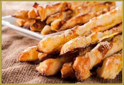 4. Косички с курицей и сыром. Раскатайте 300 г бездрожжевого слоёного теста и нарежьте полосками шириной около 2 сантиметров. Мелко нарежьте 300 г копчёной куриной грудки и 200 г твёрдого сыра. Возьмите одну полоску и выложите на неё немного грудинки и сыра. Накройте ещё одной полоской, скрепите их между собой у оснований. Аккуратно закрутите слойку по спирали. Повторите то же самое со всеми оставшимися полосками. Готовые косички выпекайте 15 минут при 200 °С. 4. Косички с курицей и сыром. Раскатайте 300 г бездрожжевого слоёного теста и нарежьте полосками шириной около 2 сантиметров. Мелко нарежьте 300 г копчёной куриной грудки и 200 г твёрдого сыра. Возьмите одну полоску и выложите на неё немного грудинки и сыра. Накройте ещё одной полоской, скрепите их между собой у оснований. Аккуратно закрутите слойку по спирали. Повторите то же самое со всеми оставшимися полосками. Готовые косички выпекайте 15 минут при 200 °С.