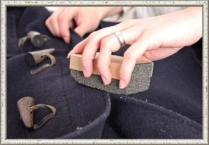 2. Катышки со свитера или шерстяного пальто можно убрать с помощью пемзы. Осторожно пройдитесь ею по образовавшимся катышкам и уберите их влажной салфеткой. 2. Катышки со свитера или шерстяного пальто можно убрать с помощью пемзы. Осторожно пройдитесь ею по образовавшимся катышкам и уберите их влажной салфеткой.