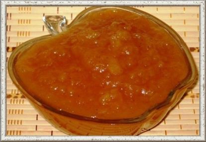 5. Яблочный джем с лимоном. 1,5 кг яблок, 3 лимона, 2 кг 250 г сахара, 1 л 750 мл воды. Лимоны нарежьте тонкими ломтиками, выньте косточки и завяжите их в марлю. Лимоны залейте водой, опустите в нее марлю с косточками и оставьте на ночь. Утром варите на слабом огне 10 минут или до размягчения корки. Яблоки очистите и нарежьте. Добавьте к лимонам и варите все вместе около 3 минут, пока не станут мягкими. Выньте узелок с косточками, добавьте сахар и варите, пока капля джема не будет быстро застывать на тарелке. Перелейте в банки, охладите и закройте. 5. Яблочный джем с лимоном. 1,5 кг яблок, 3 лимона, 2 кг 250 г сахара, 1 л 750 мл воды. Лимоны нарежьте тонкими ломтиками, выньте косточки и завяжите их в марлю. Лимоны залейте водой, опустите в нее марлю с косточками и оставьте на ночь. Утром варите на слабом огне 10 минут или до размягчения корки. Яблоки очистите и нарежьте. Добавьте к лимонам и варите все вместе около 3 минут, пока не станут мягкими. Выньте узелок с косточками, добавьте сахар и варите, пока капля джема не будет быстро застывать на тарелке. Перелейте в банки, охладите и закройте.