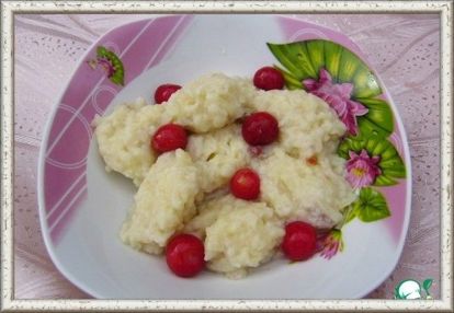15. Клёцки с яблочной начинкой. Продукты: 300 г муки, 3 яйца, 1,5 ст. молока, 200 г яблок, соль по вкусу, 1 ст. сахара, 1 ст. сметаны. Приготовление: взбить яйца с солью в пену, влить молоко и постепенно разболтать с мукой, сильнее выбивая ложкой, чтобы в тесто вошло больше воздуха. Добавить яблоки, натёртые на крупной тёрке, размешать. С помощью двух ложек сформовать из теста длинненькие клёцки и опускать их в кипящую подсоленную воду. Клёцки процедить, выложить на блюдо, залить сметаной, растёртой с сахаром. 15. Клёцки с яблочной начинкой. Продукты: 300 г муки, 3 яйца, 1,5 ст. молока, 200 г яблок, соль по вкусу, 1 ст. сахара, 1 ст. сметаны. Приготовление: взбить яйца с солью в пену, влить молоко и постепенно разболтать с мукой, сильнее выбивая ложкой, чтобы в тесто вошло больше воздуха. Добавить яблоки, натёртые на крупной тёрке, размешать. С помощью двух ложек сформовать из теста длинненькие клёцки и опускать их в кипящую подсоленную воду. Клёцки процедить, выложить на блюдо, залить сметаной, растёртой с сахаром.