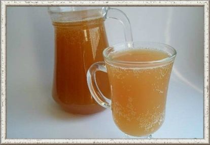 12. Квас яблочный. Продукты: яблоки 3 кг, сахар 2 кг, вода 10 литров, дрожжи сухие 10 г. Приготовление: яблоки с сахаром и литром воды варить в эмалированной кастрюле, пока не станут мягкими, или 10 минут в мультиварке. Размягчившиеся яблоки хорошо размять в пюре. Вылить получившееся пюре в большую бадью или кастрюлю. Залить родниковой водой. Можно не кипячёной, если чистая. Перемешать и остудить до комнатной температуры. Засыпать дрожжи. Накрыть марлей. Поставить бадью в тепло или на солнце на сутки. Профильтровать через марлю, разлить по герметичным пластиковым бутылкам. Поставить в погреб или холодильник на сутки. Квас сильно пенится из-за яблочного пектина, но пена - это как раз самое вкусное. 12. Квас яблочный. Продукты: яблоки 3 кг, сахар 2 кг, вода 10 литров, дрожжи сухие 10 г. Приготовление: яблоки с сахаром и литром воды варить в эмалированной кастрюле, пока не станут мягкими, или 10 минут в мультиварке. Размягчившиеся яблоки хорошо размять в пюре. Вылить получившееся пюре в большую бадью или кастрюлю. Залить родниковой водой. Можно не кипячёной, если чистая. Перемешать и остудить до комнатной температуры. Засыпать дрожжи. Накрыть марлей. Поставить бадью в тепло или на солнце на сутки. Профильтровать через марлю, разлить по герметичным пластиковым бутылкам. Поставить в погреб или холодильник на сутки. Квас сильно пенится из-за яблочного пектина, но пена - это как раз самое вкусное.