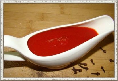 9. Яблочный кетчуп. Продукты: 2 крупных твердых кислых яблока, 200 г сахара, 2 луковицы, 60 г хрена, по 1 ч. ложке молотого черного перца, молотой гвоздики и горчичного порошка, 2 ч. ложки молотой корицы, 500 мл уксуса, 1 ст. ложка соли. Приготовление: Яблоки очистите, удалите сердцевину, разрежьте на 4 части. Лук мелко нарежьте, хрен натрите. Положите яблоки в кастрюлю, залейте водой и, не накрывая, варите на слабом огне около 30 минут, пока не станут мягкими, а вода почти полностью испарится. Протрите через сито, добавьте другие ингредиенты, нагрейте до кипения, убавьте огонь до минимума и кипятите смесь примерно час. Храните в стеклянных банках. 9. Яблочный кетчуп. Продукты: 2 крупных твердых кислых яблока, 200 г сахара, 2 луковицы, 60 г хрена, по 1 ч. ложке молотого черного перца, молотой гвоздики и горчичного порошка, 2 ч. ложки молотой корицы, 500 мл уксуса, 1 ст. ложка соли. Приготовление: Яблоки очистите, удалите сердцевину, разрежьте на 4 части. Лук мелко нарежьте, хрен натрите. Положите яблоки в кастрюлю, залейте водой и, не накрывая, варите на слабом огне около 30 минут, пока не станут мягкими, а вода почти полностью испарится. Протрите через сито, добавьте другие ингредиенты, нагрейте до кипения, убавьте огонь до минимума и кипятите смесь примерно час. Храните в стеклянных банках.