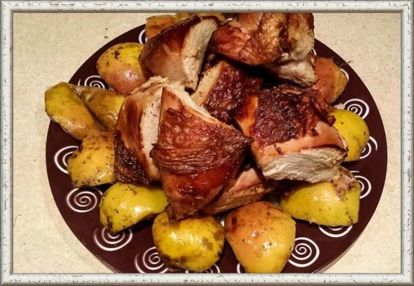 14. Курица с яблоками и сыром. Приготовьте курицу, разделите на порции, обжарьте, сложите в кастрюлю или утятницу. Добавьте 300 г томата, 2-3 луковицы, нарезанные кольцами, полкило очищенных и назрезанных на дольки недозрелых яблок. Посыпьте это блюдо сыром, натёртым на крупной тёрке, с сухарями. Полейте маслом и поставьте в духовку на час-полтора. 14. Курица с яблоками и сыром. Приготовьте курицу, разделите на порции, обжарьте, сложите в кастрюлю или утятницу. Добавьте 300 г томата, 2-3 луковицы, нарезанные кольцами, полкило очищенных и назрезанных на дольки недозрелых яблок. Посыпьте это блюдо сыром, натёртым на крупной тёрке, с сухарями. Полейте маслом и поставьте в духовку на час-полтора.