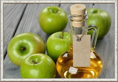 10. Мягкий фруктовый уксус. Прокипятите 5 л воды с 250 г сахара и влейте в бутыль. Добавьте 4 кг нарезанных фруктов (падалица с кожурой груш и яблок). Закрытую посуду держите в теплом месте или на солнце три недели. Затем отцедите сок, влейте в бутыль. Горлышко завяжите марлей в 4 слоя. Поставьте в холодное место на два-три месяца. Когда закончится уксусное брожение, бутыль плотно закупорьте. Этот уксус можно ароматизировать, настояв его на пряных растениях. Для этого годятся эстрагон (тархун), базилик, майоран, ореган (душица), розмарин, мелисса (как в свежем, так и в сухом виде). А также лавровый лист, гвоздика, перец горошком, семена тмина и белой горчицы, лимонная и апельсиновая цедра. Состав пряностей можете подобрать по своему вкусу. 10. Мягкий фруктовый уксус. Прокипятите 5 л воды с 250 г сахара и влейте в бутыль. Добавьте 4 кг нарезанных фруктов (падалица с кожурой груш и яблок). Закрытую посуду держите в теплом месте или на солнце три недели. Затем отцедите сок, влейте в бутыль. Горлышко завяжите марлей в 4 слоя. Поставьте в холодное место на два-три месяца. Когда закончится уксусное брожение, бутыль плотно закупорьте. Этот уксус можно ароматизировать, настояв его на пряных растениях. Для этого годятся эстрагон (тархун), базилик, майоран, ореган (душица), розмарин, мелисса (как в свежем, так и в сухом виде). А также лавровый лист, гвоздика, перец горошком, семена тмина и белой горчицы, лимонная и апельсиновая цедра. Состав пряностей можете подобрать по своему вкусу.