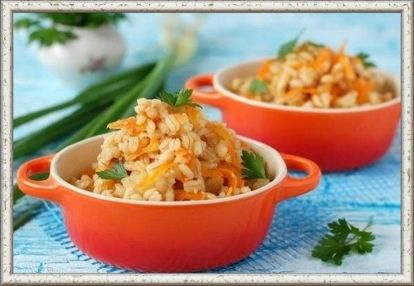 13. Перловая каша с овощами в мультиварке. Ингредиенты: перловая крупа – 1 ст. лук репчатый – 1 небольшая головка, морковь свежая – 1 шт., томаты свежие – 1-2 шт., соль (лучше морская) — по вкусу, растительное масло – 1 ст. л., немного свежей или сушеной зелени. Лук очень мелко нашинкуем, морковку натрем на мелкой терке. Томаты разрежем пополам и натрем так же на терке. В чаше мультиварки слегка обжарим овощи на подсолнечном масле. Всыплем промытую в холодной воде перловую крупу, добавим соль и свежую или сушеную зелень (петрушка, укроп). Зальем водой и перемешаем. Готовить такую кашу нужно в режиме «мультиповар» не меньше 2-х часов. 13. Перловая каша с овощами в мультиварке. Ингредиенты: перловая крупа – 1 ст. лук репчатый – 1 небольшая головка, морковь свежая – 1 шт., томаты свежие – 1-2 шт., соль (лучше морская) — по вкусу, растительное масло – 1 ст. л., немного свежей или сушеной зелени. Лук очень мелко нашинкуем, морковку натрем на мелкой терке. Томаты разрежем пополам и натрем так же на терке. В чаше мультиварки слегка обжарим овощи на подсолнечном масле. Всыплем промытую в холодной воде перловую крупу, добавим соль и свежую или сушеную зелень (петрушка, укроп). Зальем водой и перемешаем. Готовить такую кашу нужно в режиме «мультиповар» не меньше 2-х часов.