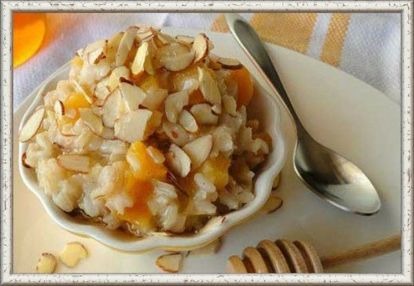 11. Молочно-рисовая каша с медом и орехами. Ингредиенты: рис — 6 ст. л., вода — 200 г, соль, молоко 100 г, мед — 1 ст. л., сливочное масло, орехи грецкие. Рис промоем и насыплем в небольшую кастрюлю, добавим воду и чуть посолим. Варим на маленьком огне без крышки, пока вся вода не выпарится, а рис будет почти готов. Добавляем в кашу молоко и доводим до кипения. Теперь готовую кашу можно перемешать, добавить для вкуса кусочек сливочного масла и ложечку меда. 11. Молочно-рисовая каша с медом и орехами. Ингредиенты: рис — 6 ст. л., вода — 200 г, соль, молоко 100 г, мед — 1 ст. л., сливочное масло, орехи грецкие. Рис промоем и насыплем в небольшую кастрюлю, добавим воду и чуть посолим. Варим на маленьком огне без крышки, пока вся вода не выпарится, а рис будет почти готов. Добавляем в кашу молоко и доводим до кипения. Теперь готовую кашу можно перемешать, добавить для вкуса кусочек сливочного масла и ложечку меда.
