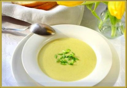 18. Картофельный суп-пюре с сельдереем. Продукты: 2 стебля сельдерея, 3 средних картофелины, ½ лука, 700 мл куриного бульона, 50 мл сливок 10% , соль, оливковое масло. Приготовление: Сельдерей нарезать кубиками, лук мелко нарезать. Обжарить лук и сельдерей на оливковом масле 2-3 минуты. Картофель нарезать кубиками. Добавить к бульону картофель, лук и сельдерей. Посолить. Довести до кипения, убавить огонь и варить до готовности картофеля 15-20 минут. Овощи с добавлением бульона измельчить в блендере до состояния супа-пюре. Влить сливки. Поставить на огонь, довести до кипения и проварить на среднем огне 1 минуту. 18. Картофельный суп-пюре с сельдереем. Продукты: 2 стебля сельдерея, 3 средних картофелины, ½ лука, 700 мл куриного бульона, 50 мл сливок 10% , соль, оливковое масло. Приготовление: Сельдерей нарезать кубиками, лук мелко нарезать. Обжарить лук и сельдерей на оливковом масле 2-3 минуты. Картофель нарезать кубиками. Добавить к бульону картофель, лук и сельдерей. Посолить. Довести до кипения, убавить огонь и варить до готовности картофеля 15-20 минут. Овощи с добавлением бульона измельчить в блендере до состояния супа-пюре. Влить сливки. Поставить на огонь, довести до кипения и проварить на среднем огне 1 минуту.