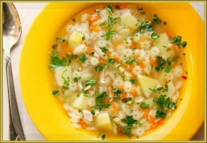 7. Суп «Звёздочка». Продукты: 50-100 г куриного филе, 1 картофелина, 2 стол ложки макаронных изделий «Звёздочка», ¼ луковицы, 1/3 моркови, зелень. Приготовление: Куриное филе положить в кипящую воду и варить до готовности 20-25 минут. Готовое мясо вынуть, дать остыть, мелко нарезать. В кипящий бульон положить нарезанный кубиками картофель, убавить огонь и варить 10 минут. К картофелю добавить мелко нашинкованный лук, макаронные изделия и натёртую на крупной тёрке морковь. Варить ещё 15-20 минут. За пару минут до готовности добавить нарезанное куриное филе и зелень. 7. Суп «Звёздочка». Продукты: 50-100 г куриного филе, 1 картофелина, 2 стол ложки макаронных изделий «Звёздочка», ¼ луковицы, 1/3 моркови, зелень. Приготовление: Куриное филе положить в кипящую воду и варить до готовности 20-25 минут. Готовое мясо вынуть, дать остыть, мелко нарезать. В кипящий бульон положить нарезанный кубиками картофель, убавить огонь и варить 10 минут. К картофелю добавить мелко нашинкованный лук, макаронные изделия и натёртую на крупной тёрке морковь. Варить ещё 15-20 минут. За пару минут до готовности добавить нарезанное куриное филе и зелень.