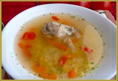 16. Суп «Курочка Ряба». Продукты: 50-100 г куриного филе, ¼ моркови, ¼ сладкого перца, ¼ помидора, ¼ лука, 1 стол ложка риса, соль, зелень, растительное масло. Приготовление: филе отварить до готовности, вынуть из бульона, нарезать соломкой. Бульон процедить, довести до кипения (при необходимости добавить горячей кипяченой воды). Всыпать в бульон рис и варить на среднем огне 10-15 минут. Перец нарезать кубиками, морковь натереть на крупной тёрке, лук мелко нашинковать. Обжарить овощи с небольшим количеством растительного масла на среднем огне 3-5 минут. С помидора снять кожицу, нарезать кубиками. К рису добавить обжаренные овощи, помидор и нарезанное мясо. Посолить. Варить до готовности около 10 минут. В готовый суп добавить нарезанную зелень. 16. Суп «Курочка Ряба». Продукты: 50-100 г куриного филе, ¼ моркови, ¼ сладкого перца, ¼ помидора, ¼ лука, 1 стол ложка риса, соль, зелень, растительное масло. Приготовление: филе отварить до готовности, вынуть из бульона, нарезать соломкой. Бульон процедить, довести до кипения (при необходимости добавить горячей кипяченой воды). Всыпать в бульон рис и варить на среднем огне 10-15 минут. Перец нарезать кубиками, морковь натереть на крупной тёрке, лук мелко нашинковать. Обжарить овощи с небольшим количеством растительного масла на среднем огне 3-5 минут. С помидора снять кожицу, нарезать кубиками. К рису добавить обжаренные овощи, помидор и нарезанное мясо. Посолить. Варить до готовности около 10 минут. В готовый суп добавить нарезанную зелень.