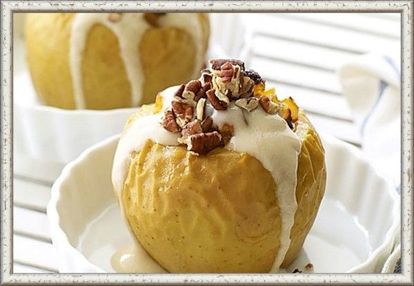 7. Яблоки с творогом, запеченные в духовке (от 8 месяцев). Продукты: яблоко, творог, сахар по вкусу. Приготовление: яблоки вымыть и обтереть. Срезать сверху у каждого яблока крышечку (не выкидывать!), вычистить сердцевину чайной ложкой. Внутрь яблока засыпать небольшое количество сахарного песка, добавить творожок до среза яблока. Сверху накрыть срезанной крышечкой яблока. Уложить в форму для запекания и поместить в духовку при 150˚С на 10–15 мин (в зависимости от размера яблок). Подавать слегка остывшими, перед подачей полить соком, который вытек из яблок в процессе запекания. Для детей постарше вместо сахара можно использовать мед, если на него нет аллергии. 7. Яблоки с творогом, запеченные в духовке (от 8 месяцев). Продукты: яблоко, творог, сахар по вкусу. Приготовление: яблоки вымыть и обтереть. Срезать сверху у каждого яблока крышечку (не выкидывать!), вычистить сердцевину чайной ложкой. Внутрь яблока засыпать небольшое количество сахарного песка, добавить творожок до среза яблока. Сверху накрыть срезанной крышечкой яблока. Уложить в форму для запекания и поместить в духовку при 150˚С на 10–15 мин (в зависимости от размера яблок). Подавать слегка остывшими, перед подачей полить соком, который вытек из яблок в процессе запекания. Для детей постарше вместо сахара можно использовать мед, если на него нет аллергии.