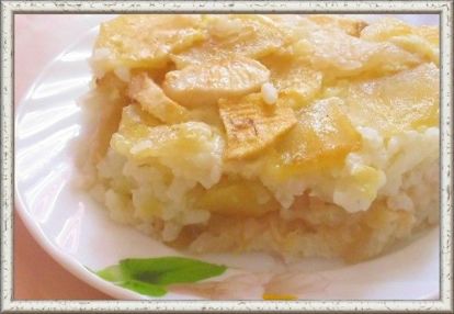 11. Запеканка рисовая с яблоками (от 10 месяцев). Продукты: рис 2 ст. л., вода 0.5 ст., молоко 1 ст., сахар 1 ч. л., сухари 1 ч. л., йогурт 1 ст. л., яблоко 1 шт., яйцо 1 шт. Приготовление: рис перебрать, тщательно промыть, высыпать в кипящую подсоленную воду, варить до полуготовности, затем влить горячее молок и варить до готовности. Готовую кашу снять с огня, заправить яичным желтком, добавить соль, сахар, взбитый белок и аккуратно перемешать. Форму для запекания смазать маслом, присыпать панировочными сухарями. На дно выложить половину рисовой каши. Сверху на рис выложить слой яблок, посыпать сахаром, на яблоки сверху выложить оставшуюся часть риса. Верх запеканки разровнять, побрызгать сливочным маслом, запечь в разогретой духовке. 11. Запеканка рисовая с яблоками (от 10 месяцев). Продукты: рис 2 ст. л., вода 0.5 ст., молоко 1 ст., сахар 1 ч. л., сухари 1 ч. л., йогурт 1 ст. л., яблоко 1 шт., яйцо 1 шт. Приготовление: рис перебрать, тщательно промыть, высыпать в кипящую подсоленную воду, варить до полуготовности, затем влить горячее молок и варить до готовности. Готовую кашу снять с огня, заправить яичным желтком, добавить соль, сахар, взбитый белок и аккуратно перемешать. Форму для запекания смазать маслом, присыпать панировочными сухарями. На дно выложить половину рисовой каши. Сверху на рис выложить слой яблок, посыпать сахаром, на яблоки сверху выложить оставшуюся часть риса. Верх запеканки разровнять, побрызгать сливочным маслом, запечь в разогретой духовке.