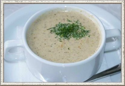 6. Пюре овощное с печенью (от 8 месяцев). Продукты: говяжья печень 1 ст. л., картофель 3 шт., морковь 0.5 шт., капуста 1 лист, молоко 2 ст. л., сливочное масло 1 ч. л., соль и зелень по вкусу. Приготовление: морковь и капусту очистить, промыть, мелко нарезать, сварить на пару до полуготовности. Промыть, очистить, нарезать мелко картофель, добавить полуготовые овощи и протушить все вместе до готовности. Готовые овощи протереть через сито или взбить в блендере, добавить горячего молока, соль. Прогреть на плите, не доводя до кипения. В готовое пюре добавить ложку сливочного масла. Печень очистить от пленок, промыть, отварить (1 час 45 минут), протереть через сито или измельчить в блендере. Смешать овощное пюре и печень, добавить мелко порубленную зелень укропа. Подавать слегка остывшим. 6. Пюре овощное с печенью (от 8 месяцев). Продукты: говяжья печень 1 ст. л., картофель 3 шт., морковь 0.5 шт., капуста 1 лист, молоко 2 ст. л., сливочное масло 1 ч. л., соль и зелень по вкусу. Приготовление: морковь и капусту очистить, промыть, мелко нарезать, сварить на пару до полуготовности. Промыть, очистить, нарезать мелко картофель, добавить полуготовые овощи и протушить все вместе до готовности. Готовые овощи протереть через сито или взбить в блендере, добавить горячего молока, соль. Прогреть на плите, не доводя до кипения. В готовое пюре добавить ложку сливочного масла. Печень очистить от пленок, промыть, отварить (1 час 45 минут), протереть через сито или измельчить в блендере. Смешать овощное пюре и печень, добавить мелко порубленную зелень укропа. Подавать слегка остывшим.