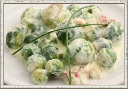 8. Брюссельская капуста в нежном соусе (от 8 месяцев). Продукты: брюсельская капуста 200 г, молоко 50 мл, мука 0.5 ст. л., сливочное масло 15 г, соль и укроп по вкусу. Приготовление: капусту подготовить к варке: помыть, обрезать пожелтевшие листик, если таковые есть. Капусту опустить в кипящую воду, подсолить и варить 8-10 минут. Капусту откинуть на дуршлаг, дать стечь отвару, его не выливать! Укроп промыть, мелко нарубить. В сковороде растопить сливочное масло. В растопленное масло добавить муку и зелень, тщательно перемешать. Постепенно в сковородку вливать молоко, постоянно помешивая, чтобы не образовалось комочков. Если соус получается слишком густым, разбавить его частью отвара, в котором варилась капуста. Дать покипеть соусу еще 2 минуты, затем снять с огня. Добавить к соусу брюссельскую капусту, осторожно перемешать. 8. Брюссельская капуста в нежном соусе (от 8 месяцев). Продукты: брюсельская капуста 200 г, молоко 50 мл, мука 0.5 ст. л., сливочное масло 15 г, соль и укроп по вкусу. Приготовление: капусту подготовить к варке: помыть, обрезать пожелтевшие листик, если таковые есть. Капусту опустить в кипящую воду, подсолить и варить 8-10 минут. Капусту откинуть на дуршлаг, дать стечь отвару, его не выливать! Укроп промыть, мелко нарубить. В сковороде растопить сливочное масло. В растопленное масло добавить муку и зелень, тщательно перемешать. Постепенно в сковородку вливать молоко, постоянно помешивая, чтобы не образовалось комочков. Если соус получается слишком густым, разбавить его частью отвара, в котором варилась капуста. Дать покипеть соусу еще 2 минуты, затем снять с огня. Добавить к соусу брюссельскую капусту, осторожно перемешать.