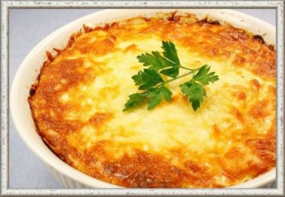 3. Картофельная запеканка (от 6 месяцев). Продукты: цукини 1 шт., картофель 1 шт., оливковое масло. Приготовление: почистить и отварить картофель, размять его вилкой или с помощью блендера в пюре, добавив несколько капель оливкового масла. Очистить цукини, нарезать кубиками, потушить на сковороде с антипригарным покрытием, размять с несколькими каплями оливкового масла в пюре. В силиконовую или огнеупорную форму выложить пюре из цукини, сверху положить картофельное пюре и запекать в духовке в течение нескольких минут. 3. Картофельная запеканка (от 6 месяцев). Продукты: цукини 1 шт., картофель 1 шт., оливковое масло. Приготовление: почистить и отварить картофель, размять его вилкой или с помощью блендера в пюре, добавив несколько капель оливкового масла. Очистить цукини, нарезать кубиками, потушить на сковороде с антипригарным покрытием, размять с несколькими каплями оливкового масла в пюре. В силиконовую или огнеупорную форму выложить пюре из цукини, сверху положить картофельное пюре и запекать в духовке в течение нескольких минут.