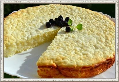 5. Запеканка рисовая с творогом (от 8 месяцев). Продукты: рис 2 ст. л., вода 0.5 ст., молоко 0.5 ст., творог 0.5 ст., яйцо 0.5 шт., сметана 2 ст. л., сахар 1 ст. л., соль по вкусу. Приготовление: рис перебрать, тщательно промыть, высыпать в кипящую подсоленную воду, варить до полуготовности, затем влить горячее молок и варить до готовности. Готовую кашу снять с огня, заправить взбитым желтком, добавить свежий творог, все перемешать и выложить в форму, смазанную маслом и присыпанную панировочными сухарями. Сверху запеканку смазать яйцом, побрызгать сливочным маслом, запекать в духовке 15-17 минут до появления золотистой корочки. Готовую запеканку полить сметаной, взбитой с сахаром. 5. Запеканка рисовая с творогом (от 8 месяцев). Продукты: рис 2 ст. л., вода 0.5 ст., молоко 0.5 ст., творог 0.5 ст., яйцо 0.5 шт., сметана 2 ст. л., сахар 1 ст. л., соль по вкусу. Приготовление: рис перебрать, тщательно промыть, высыпать в кипящую подсоленную воду, варить до полуготовности, затем влить горячее молок и варить до готовности. Готовую кашу снять с огня, заправить взбитым желтком, добавить свежий творог, все перемешать и выложить в форму, смазанную маслом и присыпанную панировочными сухарями. Сверху запеканку смазать яйцом, побрызгать сливочным маслом, запекать в духовке 15-17 минут до появления золотистой корочки. Готовую запеканку полить сметаной, взбитой с сахаром.