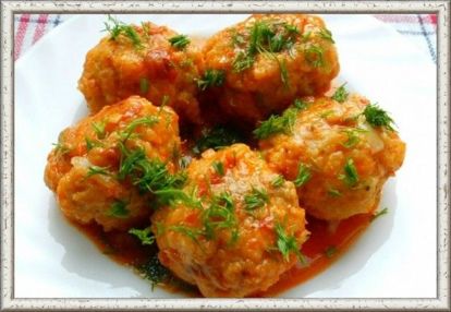 13. Рыбные фрикадельки (от 10 месяцев). Продукты: рыба 100 г, хлеб 10 г. Приготовление: филе рыбы без кожи костей промыть, нарезать кусочками, добавить намоченный в молоке подсохший белых хлеб и дважды пропустить через мясорубку. В полученный фарш добавить сливочное масло, соль, яичный желток, все тщательно перемешать. Отдельно взбить белок, добавить его к фаршу и еще раз аккуратно перемешать. На огонь поставить кастрюлю с водой, подсолить, дать закипеть. В эту кипящую воду опускать набранные чайной ложкой, смоченной в воде, фрикадельки размером с небольшой грецкий орех. Чрез 10 минут фрикадельки извлечь из кастрюли шумовкой. При подаче на стол, полить йогуртом. 13. Рыбные фрикадельки (от 10 месяцев). Продукты: рыба 100 г, хлеб 10 г. Приготовление: филе рыбы без кожи костей промыть, нарезать кусочками, добавить намоченный в молоке подсохший белых хлеб и дважды пропустить через мясорубку. В полученный фарш добавить сливочное масло, соль, яичный желток, все тщательно перемешать. Отдельно взбить белок, добавить его к фаршу и еще раз аккуратно перемешать. На огонь поставить кастрюлю с водой, подсолить, дать закипеть. В эту кипящую воду опускать набранные чайной ложкой, смоченной в воде, фрикадельки размером с небольшой грецкий орех. Чрез 10 минут фрикадельки извлечь из кастрюли шумовкой. При подаче на стол, полить йогуртом.