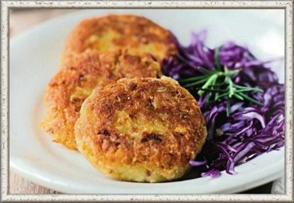14. Котлеты из крупы (от 10 месяцев). Продукты: крупа 2 ст. л., желток 1 шт., сахар 1 ч. л., сливочное масло 1 ч. л., сметана 2 ст. л. Приготовление: крупу (рис, пшено, гречку) перебрать, тщательно промыть в нескольких водах, опустить в кипящую воду и варить до полной готовности. Горячую кашу протереть через сито или взбить блендером, посолить, добавить сахар и желток, хорошо вымешать, чтобы масса стала пышной и гладкой. Разделочную доску присыпать панировочными сухарями, выложить приготовленную массу. Разделить массу на 2 равные части, обвалять в сухарях, придать им форму продолговатых котлет. Котлетки обжарить на сливочном масле с двух сторон. При подаче полить сладким киселем или сметаной. 14. Котлеты из крупы (от 10 месяцев). Продукты: крупа 2 ст. л., желток 1 шт., сахар 1 ч. л., сливочное масло 1 ч. л., сметана 2 ст. л. Приготовление: крупу (рис, пшено, гречку) перебрать, тщательно промыть в нескольких водах, опустить в кипящую воду и варить до полной готовности. Горячую кашу протереть через сито или взбить блендером, посолить, добавить сахар и желток, хорошо вымешать, чтобы масса стала пышной и гладкой. Разделочную доску присыпать панировочными сухарями, выложить приготовленную массу. Разделить массу на 2 равные части, обвалять в сухарях, придать им форму продолговатых котлет. Котлетки обжарить на сливочном масле с двух сторон. При подаче полить сладким киселем или сметаной.