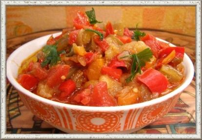 12. Овощное рагу (от 10 месяцев). Продукты: цукини 1 шт., морковь 1 шт., картофель 1 шт., помидор 1 шт., зеленый горошек 5 стручков, молоко 40 г, сливочное масло 15 г, растительное масло и соль по вкусу. Приготовление: Цуккини почистить, порезать кубиками; поставить тушить на разогретую сковороду с растительным маслом. Картофель промыть, почистить, порезать кубиками. Положить в сковородку через 10 минут после закладки кабачка. Морковь помыть, натереть на крупной терке, добавить к кабачку и картофелю. Помидор промыть, ошпарить кипятком, снять кожицу, мякоть нарезать кубиками. Очистить горошек, добавить к остальным овощам. Подсолить. Добавить в овощи молоко, потушить еще 10 минут. Перед подачей добавить сливочное масло. 12. Овощное рагу (от 10 месяцев). Продукты: цукини 1 шт., морковь 1 шт., картофель 1 шт., помидор 1 шт., зеленый горошек 5 стручков, молоко 40 г, сливочное масло 15 г, растительное масло и соль по вкусу. Приготовление: Цуккини почистить, порезать кубиками; поставить тушить на разогретую сковороду с растительным маслом. Картофель промыть, почистить, порезать кубиками. Положить в сковородку через 10 минут после закладки кабачка. Морковь помыть, натереть на крупной терке, добавить к кабачку и картофелю. Помидор промыть, ошпарить кипятком, снять кожицу, мякоть нарезать кубиками. Очистить горошек, добавить к остальным овощам. Подсолить. Добавить в овощи молоко, потушить еще 10 минут. Перед подачей добавить сливочное масло.