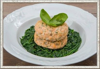 15. Рыбные паровые котлетки (от 10 месяцев). Продукты: рыба 500 г, морковь 1 шт., лук 1 шт., яйцо 1 шт., мука 1 ст. л., соль по вкусу. Приготовление: Рыбное филе помыть, лишнюю воду отжать, обсушить. Прокрутить филе в мясорубке. Измельчить репчатый лук (его можно также прокрутить в мясорубке). Хорошенько вымесить рыбный фарш с луком, лишнюю жидкость из фарша слить. Добавить к фаршу потертую на мелкой терке морковь и яйцо. Посолить, вымесить. Добавить немного муки, чтобы из фарша лучше формировались котлеты. Из полученного фарша сформировать котлеты, обвалять в муке и готовить в пароварке 20 мин. Подавать с картофельным пюре или рисом. 15. Рыбные паровые котлетки (от 10 месяцев). Продукты: рыба 500 г, морковь 1 шт., лук 1 шт., яйцо 1 шт., мука 1 ст. л., соль по вкусу. Приготовление: Рыбное филе помыть, лишнюю воду отжать, обсушить. Прокрутить филе в мясорубке. Измельчить репчатый лук (его можно также прокрутить в мясорубке). Хорошенько вымесить рыбный фарш с луком, лишнюю жидкость из фарша слить. Добавить к фаршу потертую на мелкой терке морковь и яйцо. Посолить, вымесить. Добавить немного муки, чтобы из фарша лучше формировались котлеты. Из полученного фарша сформировать котлеты, обвалять в муке и готовить в пароварке 20 мин. Подавать с картофельным пюре или рисом.