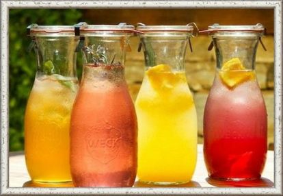 4. Компот из ревеня с мандарином. Продукты: мандарины 3 шт., ревень (черешки) 400 г, сахар по вкусу, вода очищенная 3 литра. Приготовление: Из целых мандарин снимите цедру, а затем выдавите сок, выжимки опустите в кастрюлю, где будет вариться компот. Черешки ревеня помойте и порежьте кубиками. Мяту помойте и порвите на листики. В кастрюлю, где находятся выжимки мандарина, налейте чистую воду и положите сахар. Поставьте кастрюлю на плиту и доведите воду до кипения. В воду опустите ревень и варите его около пятнадцати минут. За три минуты до готовности добавьте в кастрюлю мяту и цедру мандарина. Процедите компот из ревеня через марлю, охладите и добавьте к нему мандариновый сок. 4. Компот из ревеня с мандарином. Продукты: мандарины 3 шт., ревень (черешки) 400 г, сахар по вкусу, вода очищенная 3 литра. Приготовление: Из целых мандарин снимите цедру, а затем выдавите сок, выжимки опустите в кастрюлю, где будет вариться компот. Черешки ревеня помойте и порежьте кубиками. Мяту помойте и порвите на листики. В кастрюлю, где находятся выжимки мандарина, налейте чистую воду и положите сахар. Поставьте кастрюлю на плиту и доведите воду до кипения. В воду опустите ревень и варите его около пятнадцати минут. За три минуты до готовности добавьте в кастрюлю мяту и цедру мандарина. Процедите компот из ревеня через марлю, охладите и добавьте к нему мандариновый сок.