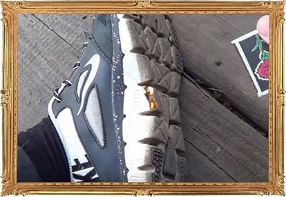 7. Черкаш на подошве. Умеете зажигать спичку о подошву обуви? Научим! Достаньте фильтр от сигареты, приложите его к торцу обуви, подожгите и подождите, пока немного расплавится. Резко приложите спичечный коробок к месту плавления стороной черкаша примерно на 5 секунд. Основа черкаша приклеится к подошве. Теперь вы тоже умеете зажигать спички эффектно. 7. Черкаш на подошве. Умеете зажигать спичку о подошву обуви? Научим! Достаньте фильтр от сигареты, приложите его к торцу обуви, подожгите и подождите, пока немного расплавится. Резко приложите спичечный коробок к месту плавления стороной черкаша примерно на 5 секунд. Основа черкаша приклеится к подошве. Теперь вы тоже умеете зажигать спички эффектно.
