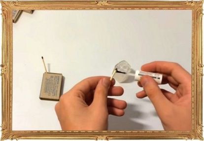 5. Непромокаемые спички. Сухие спички – половина успеха вылазки на природу с намерением отдохнуть, порыбачить, приготовить шашлык и полюбоваться на звезды под уютный треск огня. Заготовить влагостойкие спички следует дома. Как? Достаточно покрыть их бесцветным лаком для ногтей и дать просохнуть. Теперь они не намокнут, да и горят такие спички лучше, ведь лак – горючее вещество! 5. Непромокаемые спички. Сухие спички – половина успеха вылазки на природу с намерением отдохнуть, порыбачить, приготовить шашлык и полюбоваться на звезды под уютный треск огня. Заготовить влагостойкие спички следует дома. Как? Достаточно покрыть их бесцветным лаком для ногтей и дать просохнуть. Теперь они не намокнут, да и горят такие спички лучше, ведь лак – горючее вещество!