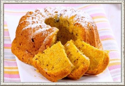 5. Пудинг из моркови и яблок. 400 г моркови натереть на терке и тушить с водой (1-2 ст. л.), маслом (25 г) и сахаром (60 г). Мякиш пшеничного хлеба (80 г) разрезать на кусочки, залить холодным молоком (120 г), дать набухнуть, после чего размять вилкой. Тушеную морковь и размятый хлеб соединить, прибавить сырые натертые яблоки (400 г), 1 яйцо, хорошо перемешать, затем ввести тщательно взбитый белок, соль. Приготовленную массу положить в форму, смазанную маслом и посыпанную сахарным песком. Накрыть крышкой и варить на водяной бане 40—45 мин. 5. Пудинг из моркови и яблок. 400 г моркови натереть на терке и тушить с водой (1-2 ст. л.), маслом (25 г) и сахаром (60 г). Мякиш пшеничного хлеба (80 г) разрезать на кусочки, залить холодным молоком (120 г), дать набухнуть, после чего размять вилкой. Тушеную морковь и размятый хлеб соединить, прибавить сырые натертые яблоки (400 г), 1 яйцо, хорошо перемешать, затем ввести тщательно взбитый белок, соль. Приготовленную массу положить в форму, смазанную маслом и посыпанную сахарным песком. Накрыть крышкой и варить на водяной бане 40—45 мин.