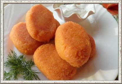 10. Морковные котлеты с рисом или пшеном. Нарезать некрупно 70г моркови и потомить с небольшим количеством воды до мягкости, затем пюрировать блендером. Из 75г пшена или риса и 190 мл воды приготовить вязкую кашу, добавить морковную массу, сахар, сливочное масло, яйцо, подсолить, сформовать котлетки. Обвалять котлеты в сухарях, затем на раскаленной сковороде обжарить. Подавать со сметаной. 10. Морковные котлеты с рисом или пшеном. Нарезать некрупно 70г моркови и потомить с небольшим количеством воды до мягкости, затем пюрировать блендером. Из 75г пшена или риса и 190 мл воды приготовить вязкую кашу, добавить морковную массу, сахар, сливочное масло, яйцо, подсолить, сформовать котлетки. Обвалять котлеты в сухарях, затем на раскаленной сковороде обжарить. Подавать со сметаной.