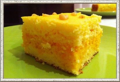 4. Запеканка из моркови и творога. 4 морковки очистить, промыть, нарезать кусочками и припустить с небольшим количеством воды и 3 ст. ложками сливочного масла, затем пропустить через мясорубку. Сварить густую манную кашу из 1/2 стакана крупы и 1,5 стакана молока. Соединить кашу с морковью, добавить 1 стакан творога, 4 яйца, соль и сахар, все перемешать. Форму смазать сливочным маслом, посыпать 4 ст. ложками молотых сухарей, выложить на нее слоем 6—7 см полученную массу, разровнять, посыпать сухарями, полить растопленным сливочным маслом и запечь в нагретой духовке. Подать со сметаной. 4. Запеканка из моркови и творога. 4 морковки очистить, промыть, нарезать кусочками и припустить с небольшим количеством воды и 3 ст. ложками сливочного масла, затем пропустить через мясорубку. Сварить густую манную кашу из 1/2 стакана крупы и 1,5 стакана молока. Соединить кашу с морковью, добавить 1 стакан творога, 4 яйца, соль и сахар, все перемешать. Форму смазать сливочным маслом, посыпать 4 ст. ложками молотых сухарей, выложить на нее слоем 6—7 см полученную массу, разровнять, посыпать сухарями, полить растопленным сливочным маслом и запечь в нагретой духовке. Подать со сметаной.