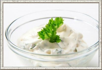 8. Соус тартар. Вареный желток тщательно растирают, солят, перчат, примешивают лимонный сок и по каплям начинают подливать растительное (лучше оливковое) масло, точно как при приготовлении домашнего майонеза. После того, как соус будет взбит до однородной гомогенной ровной массы, добавляют мелко нарезанный зеленый лук. Зубчик чеснока, несколько оливок, сухую горчицу, маринованный огурец и/или каперсы вкладывают в соус по вкусу. 8. Соус тартар. Вареный желток тщательно растирают, солят, перчат, примешивают лимонный сок и по каплям начинают подливать растительное (лучше оливковое) масло, точно как при приготовлении домашнего майонеза. После того, как соус будет взбит до однородной гомогенной ровной массы, добавляют мелко нарезанный зеленый лук. Зубчик чеснока, несколько оливок, сухую горчицу, маринованный огурец и/или каперсы вкладывают в соус по вкусу.