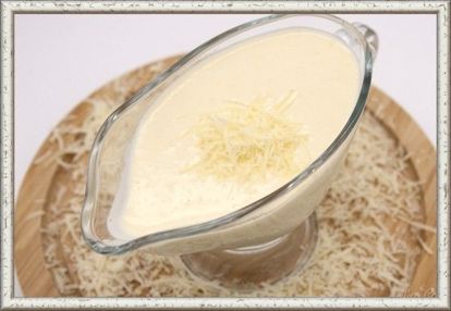 16. Соус "Морней". Растопить на слабом огне 100 г сливочного масла, в него добавить 100 грамм муки, понемногу, чтобы не образовались комочки. Постепенно влить 1 л теплого молока и все перемешать. В луковицу воткнуть несколько шт. гвоздики и опустить ее в смесь. Варить на маленьком огне 30 минут. В это время натереть на терке 50 грамм твердого сыра. Вынуть лук и в кипящий соус постепенно добавить желток одного яйца и тертый сыр. Хорошо перемешать и снять с огня. 16. Соус "Морней". Растопить на слабом огне 100 г сливочного масла, в него добавить 100 грамм муки, понемногу, чтобы не образовались комочки. Постепенно влить 1 л теплого молока и все перемешать. В луковицу воткнуть несколько шт. гвоздики и опустить ее в смесь. Варить на маленьком огне 30 минут. В это время натереть на терке 50 грамм твердого сыра. Вынуть лук и в кипящий соус постепенно добавить желток одного яйца и тертый сыр. Хорошо перемешать и снять с огня.
