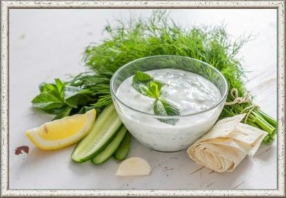 14. Соус цацики. Это холодный соус из греческой кухни. 2 огурца очистить от кожицы, натереть на терке или мелко нарезать. Посолить, отжать жидкость. Перемешать огурцы, мелко нарезанные 3-5 зубчиков чеснока, 1 ст. л. лимонного сока и 350 мл натурального густого йогурта или сметаны. Добавить 1 ст. л. нарезанной свежей мяты и 1 ст. л. нарезанной петрушки или укропа, тщательно перемешать. Влить 2 ст. л. оливкового масла и еще раз перемешать. Подавать соус охлажденным. 14. Соус цацики. Это холодный соус из греческой кухни. 2 огурца очистить от кожицы, натереть на терке или мелко нарезать. Посолить, отжать жидкость. Перемешать огурцы, мелко нарезанные 3-5 зубчиков чеснока, 1 ст. л. лимонного сока и 350 мл натурального густого йогурта или сметаны. Добавить 1 ст. л. нарезанной свежей мяты и 1 ст. л. нарезанной петрушки или укропа, тщательно перемешать. Влить 2 ст. л. оливкового масла и еще раз перемешать. Подавать соус охлажденным.