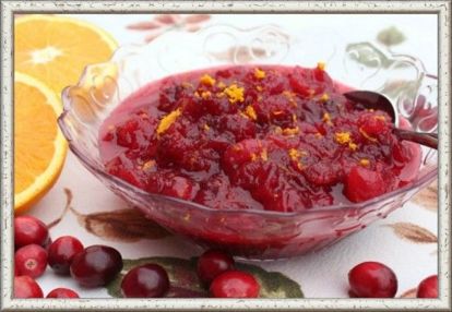 3. Клюквенно-яблочный соус. 1 яблоко очистить от кожуры и семян, нарезать мелкими кубиками. Корень имбиря (1 см) очистить и натереть на мелкой терке. Натереть на терке цедру и выжать сок из 1 апельсина. Положить в сотейник яблоки, 200 г клюквы, имбирь, сок и цедру апельсина, добавить 25 г изюма, 5 бутонов гвоздики, корицу на кончике ножа и 2-3 ст. л. сахара. Готовить на слабом огне 20-30 минут. Перед подачей немного остудить. 3. Клюквенно-яблочный соус. 1 яблоко очистить от кожуры и семян, нарезать мелкими кубиками. Корень имбиря (1 см) очистить и натереть на мелкой терке. Натереть на терке цедру и выжать сок из 1 апельсина. Положить в сотейник яблоки, 200 г клюквы, имбирь, сок и цедру апельсина, добавить 25 г изюма, 5 бутонов гвоздики, корицу на кончике ножа и 2-3 ст. л. сахара. Готовить на слабом огне 20-30 минут. Перед подачей немного остудить.