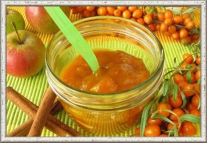 3. Протёртая облепиха с яблоками. 1кг перетёртой облепихи, 0.4 кг пропаренных и перетертых яблок, 0.6-0.7 кг сахара. После отваривания яблок их перетирают и смешивают с перетёртыми ягодами облепихи. Такие заготовки необходимо пастеризовать в течение 20 минут (для банок 0.5 л) и 25-30 мин (для банок 1 л), чтобы они хранились долго. 3. Протёртая облепиха с яблоками. 1кг перетёртой облепихи, 0.4 кг пропаренных и перетертых яблок, 0.6-0.7 кг сахара. После отваривания яблок их перетирают и смешивают с перетёртыми ягодами облепихи. Такие заготовки необходимо пастеризовать в течение 20 минут (для банок 0.5 л) и 25-30 мин (для банок 1 л), чтобы они хранились долго.