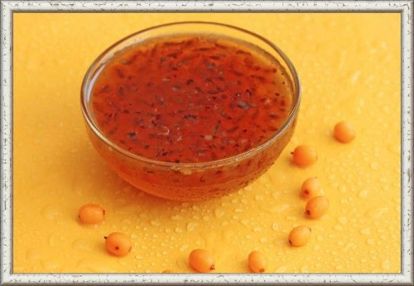 10. Варенье ароматное. 1 кг ягод облепихи, 1,5 кг сахара, 0,5 л воды. Спелые ягоды промыть и высушить. Приготовить сироп. Сразу же, пока сироп горячий, высыпать в него ягоды и оставить на 4 часа, чтобы они настоялись. Слить полученный сироп и в течение 10 минут кипятить его. Пока он не остыл, положить в него ягоды и варить до готовности (ягоды станут почти прозрачными). Готовое варенье быстро разлить по горячим стерилизованным банкам и закатать. 10. Варенье ароматное. 1 кг ягод облепихи, 1,5 кг сахара, 0,5 л воды. Спелые ягоды промыть и высушить. Приготовить сироп. Сразу же, пока сироп горячий, высыпать в него ягоды и оставить на 4 часа, чтобы они настоялись. Слить полученный сироп и в течение 10 минут кипятить его. Пока он не остыл, положить в него ягоды и варить до готовности (ягоды станут почти прозрачными). Готовое варенье быстро разлить по горячим стерилизованным банкам и закатать.