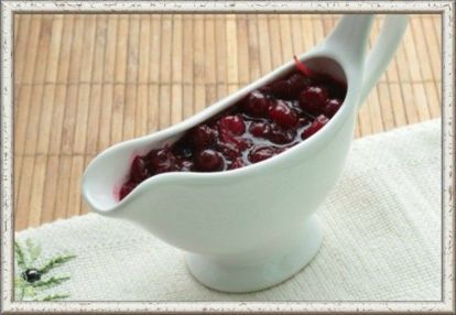 3. Английский клюквенный соус. Продукты: 1 чашка замороженной или свежей клюквы, 70 мл воды, 50 г сахара, 1 ч. л. тертого свежего имбиря, 1/4 ч. л. молотой корицы, 1 ч. л. цедры лимона или апельсина. Приготовление: Насыпать на дно сотейника сахар, залить водой и довести до кипения. Затем всыпать промытую клюкву. Варить соус 10 минут, затем добавить имбирь, корицу и цедру. Ягодки клюквы будут лопаться и слегка брызгать соком. Перемешать и снять с огня. Охладить соус до комнатной температуры и отправить в холодильник. Со временем он загустеет. 3. Английский клюквенный соус. Продукты: 1 чашка замороженной или свежей клюквы, 70 мл воды, 50 г сахара, 1 ч. л. тертого свежего имбиря, 1/4 ч. л. молотой корицы, 1 ч. л. цедры лимона или апельсина. Приготовление: Насыпать на дно сотейника сахар, залить водой и довести до кипения. Затем всыпать промытую клюкву. Варить соус 10 минут, затем добавить имбирь, корицу и цедру. Ягодки клюквы будут лопаться и слегка брызгать соком. Перемешать и снять с огня. Охладить соус до комнатной температуры и отправить в холодильник. Со временем он загустеет.