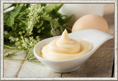 12. Южно-французский чесночный соус «Айоли». Продукты: 4 большие дольки чеснока, 1 желток, стакан растительного масла, 1 ч. л. кипячёной холодной воды, сок лимона по вкусу. Приготовление: Растереть чеснок, аккуратно добавить желток и опять растереть, добавить чайную ложку масла и воду. Еще раз тщательно перемешать. В результате получается соус похожий по консистенции на майонез. 12. Южно-французский чесночный соус «Айоли». Продукты: 4 большие дольки чеснока, 1 желток, стакан растительного масла, 1 ч. л. кипячёной холодной воды, сок лимона по вкусу. Приготовление: Растереть чеснок, аккуратно добавить желток и опять растереть, добавить чайную ложку масла и воду. Еще раз тщательно перемешать. В результате получается соус похожий по консистенции на майонез.