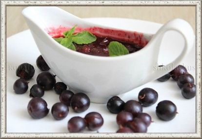 14. Соус к мясу из черной смородины. Продукты: стакан черной смородины, 50 г сливочного масла, 200 г воды (можно взять 100 мл сухого вина и 100 мл воды), 1 ст. л. сахара, 1 ч. л. сушеной мяты, черный перец по вкусу. Приготовление: В сковороде растопить сливочное масло, добавить сахар, воду и хорошо перемешать. Всыпать ягоды и, постоянно помешивая тушить 5 минут. Добавить мяту и перец. Содержимое измельчить в блендере и протереть через сито. Остудить. Соус немного загустеет. 14. Соус к мясу из черной смородины. Продукты: стакан черной смородины, 50 г сливочного масла, 200 г воды (можно взять 100 мл сухого вина и 100 мл воды), 1 ст. л. сахара, 1 ч. л. сушеной мяты, черный перец по вкусу. Приготовление: В сковороде растопить сливочное масло, добавить сахар, воду и хорошо перемешать. Всыпать ягоды и, постоянно помешивая тушить 5 минут. Добавить мяту и перец. Содержимое измельчить в блендере и протереть через сито. Остудить. Соус немного загустеет.
