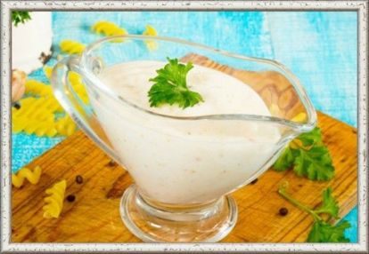 5. Сметанный соус с чесноком и сыром. Продукты: 200 г сметаны, 50 г пармезана, зубчик чеснока, соль и свежая или сушеная зелень по вкусу, 1 ч. л. лимонного сока. Приготовление: сыр натереть на мелкой терке. Зубчик чеснока почистить и пропустить через пресс. Добавить сметану, пряный травы и лимонный сок, посолить. Накрыть и поставить в холодильник на 15-20 минут, чтобы соус настоялся. 5. Сметанный соус с чесноком и сыром. Продукты: 200 г сметаны, 50 г пармезана, зубчик чеснока, соль и свежая или сушеная зелень по вкусу, 1 ч. л. лимонного сока. Приготовление: сыр натереть на мелкой терке. Зубчик чеснока почистить и пропустить через пресс. Добавить сметану, пряный травы и лимонный сок, посолить. Накрыть и поставить в холодильник на 15-20 минут, чтобы соус настоялся.