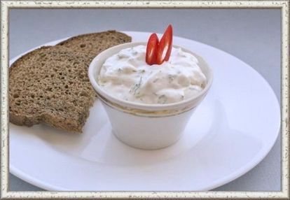 10. Турецкий острый соус "Хайдари». Продукты: 2 луковицы, 1 ст. л. томатной пасты, 2 ст. л. оливкового масла, соль, красный и черный перец, 1 ч. л. молотого кориандра, зелень кинзы, укропа, 1 ч. л. лимонного сока, 1 красный сладкий перец. Приготовление: измельчить в блендере до мелкой крошки все ингредиенты и полученную массу залить в соусник, заправив специями по вкусу. 10. Турецкий острый соус "Хайдари». Продукты: 2 луковицы, 1 ст. л. томатной пасты, 2 ст. л. оливкового масла, соль, красный и черный перец, 1 ч. л. молотого кориандра, зелень кинзы, укропа, 1 ч. л. лимонного сока, 1 красный сладкий перец. Приготовление: измельчить в блендере до мелкой крошки все ингредиенты и полученную массу залить в соусник, заправив специями по вкусу.