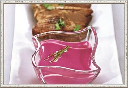 7. Соус "Свекольный". Продукты: 100 г сметаны, небольшая отварная свекла, одна луковица, 2 ст. л. хрена, маринованный огурец. Приготовление: свеклу натереть на мелкой терке, луковицу хорошенько измельчить, огурец нарезать маленькими кубиками. Все смешать и подавать к запеченному мясу. 7. Соус "Свекольный". Продукты: 100 г сметаны, небольшая отварная свекла, одна луковица, 2 ст. л. хрена, маринованный огурец. Приготовление: свеклу натереть на мелкой терке, луковицу хорошенько измельчить, огурец нарезать маленькими кубиками. Все смешать и подавать к запеченному мясу.
