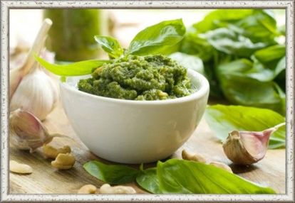 4. Соус "Песто". Продукты: 2 средних зубчика чеснока, 30 г листьев зелёного базилика, 1 ст. л. кедровых орешков, 4 ст. л. оливкового масла, 50 г сыра "Пармезан", соль по вкусу, 10 г зелени петрушки или сельдерея. Приготовление: у веточек базилика и петрушки (сельдерея) оборвать листья. Использовать только их. Кедровые орехи слегка поджарить на сухой сковороде. Сыр “Пармезан“ натереть на мелкой тёрке. В ступке тщательно растереть зелень с солью. Добавить чеснок и растереть до однородной пасты. Затем добавить орехи и продолжить растирать. Переложить получившуюся пасту в мисочку. Влить масло. Перемешать. Добавить половину тёртого сыра. Перемешать. Добавить оставшийся сыр. 4. Соус "Песто". Продукты: 2 средних зубчика чеснока, 30 г листьев зелёного базилика, 1 ст. л. кедровых орешков, 4 ст. л. оливкового масла, 50 г сыра "Пармезан", соль по вкусу, 10 г зелени петрушки или сельдерея. Приготовление: у веточек базилика и петрушки (сельдерея) оборвать листья. Использовать только их. Кедровые орехи слегка поджарить на сухой сковороде. Сыр “Пармезан“ натереть на мелкой тёрке. В ступке тщательно растереть зелень с солью. Добавить чеснок и растереть до однородной пасты. Затем добавить орехи и продолжить растирать. Переложить получившуюся пасту в мисочку. Влить масло. Перемешать. Добавить половину тёртого сыра. Перемешать. Добавить оставшийся сыр.