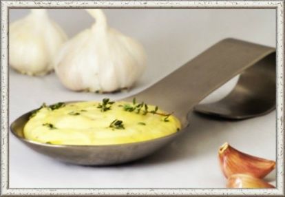 11. Чесночный соус "Муждей". Продукты: 1 головка чеснока, 0.5 стакана воды, 1-2 ст. л. оливкового масла, соль и уксус по вкусу. Приготовление: чеснок почистить и растереть. Растёртый чеснок развести в половине стакана воды, можно взять мясной бульон, добавить уксус и соль по вкусу. Если соус немного настоится, то будет ещё колоритнее. Добавить оливковое масло и можно подавать к мясным блюдам. 11. Чесночный соус "Муждей". Продукты: 1 головка чеснока, 0.5 стакана воды, 1-2 ст. л. оливкового масла, соль и уксус по вкусу. Приготовление: чеснок почистить и растереть. Растёртый чеснок развести в половине стакана воды, можно взять мясной бульон, добавить уксус и соль по вкусу. Если соус немного настоится, то будет ещё колоритнее. Добавить оливковое масло и можно подавать к мясным блюдам.