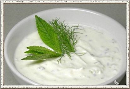 9. Соус "Доступный". Продукты: 2 ст. л. сметаны, 2 ст. л. кефира, 2 зубка чеснока, щепотка красного перца, щепотка чёрного перца, пучок зелени кинзы, укропа, петрушки, базилика. Приготовление: все соединить, зелень измельчить, чеснок раздавить через пресс. Тщательно перемешать и дать настояться 5-120 минут. 9. Соус "Доступный". Продукты: 2 ст. л. сметаны, 2 ст. л. кефира, 2 зубка чеснока, щепотка красного перца, щепотка чёрного перца, пучок зелени кинзы, укропа, петрушки, базилика. Приготовление: все соединить, зелень измельчить, чеснок раздавить через пресс. Тщательно перемешать и дать настояться 5-120 минут.
